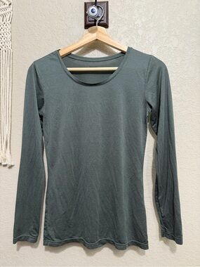 Uniqlo women sz S heat tech super light weight Scoop Neck Long Sleeve Tee Green